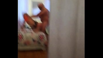 Поджарый мужик и молодая кокетка занимаются порно в спальне