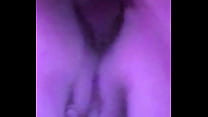 Длинноногая зрелая брюнетка в чулках мастурбирует вагину пальцами